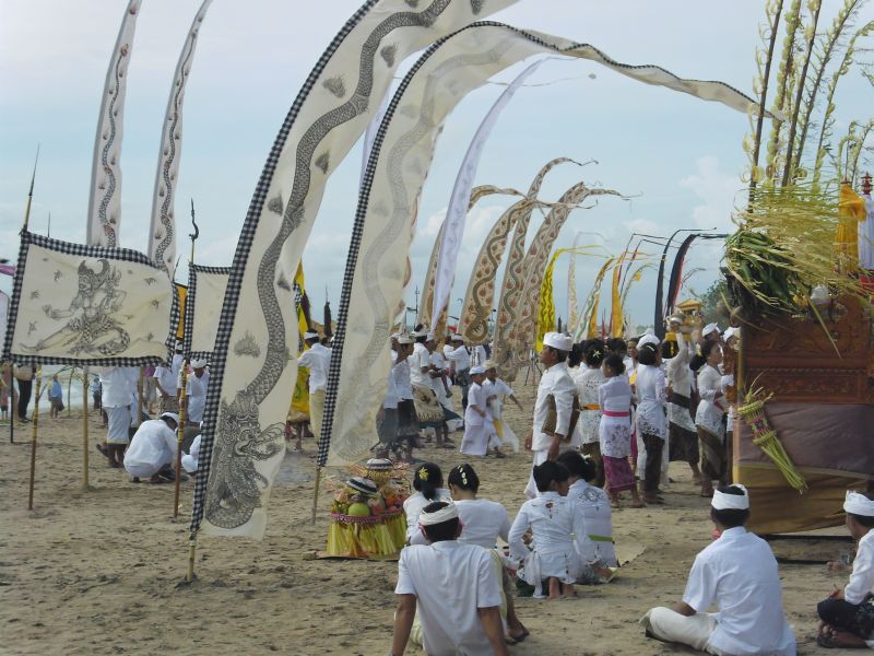 Melasti-Zeremonie am Strand von Kuta