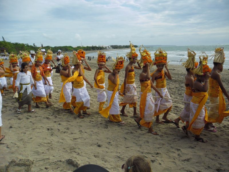 Rejang-Tänzerinnen am Strand von Kuta