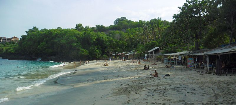 Strand in Padangbai mit Leuten